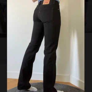 Vintage levis 501 - Vintage levis 501 jeans, low/midwaist💕 strl 30/34, passar strl s ev xs beroende på önskad passform☺️ jag på bilden är 171cm och dom är långa på mig💕 spårbar frakt 66kr