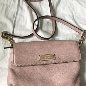 Calvin Klein väska - Säljer denna Calvin Klein väskan för att den har inte kommit till så mycket användning den har små skador men ändå i bra skick kontakta mig om du skulle var intresserad, ni kan också pruta om ni verkligen behöver 💕