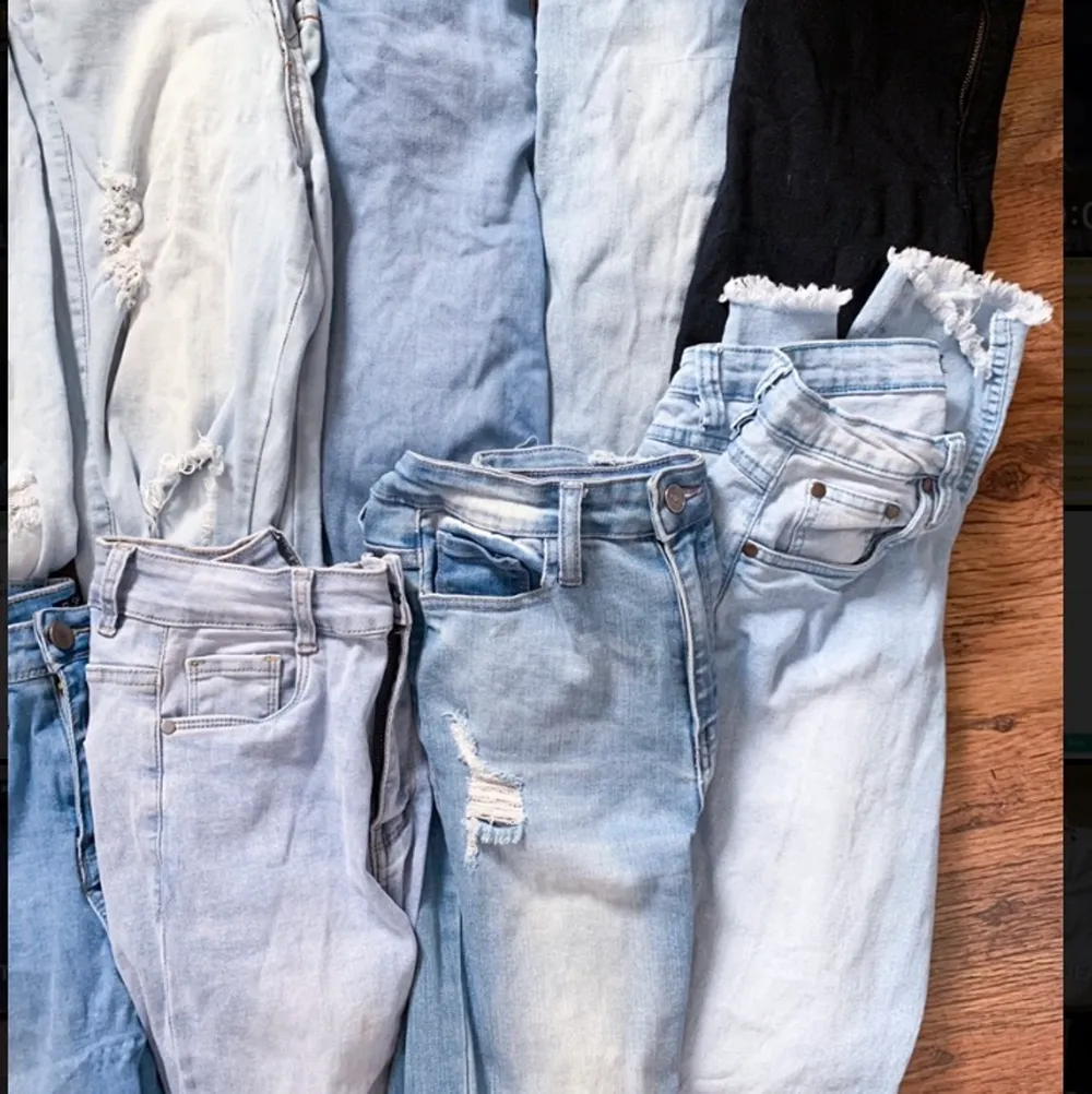 Paketpris gäller 11 par jeans från FashionNova. Alla jeans är i storlek S. Finns både jeans med slitningar, (mycket och lite ), jeans som är utsvängda och har slits slängar ner samt vanlig fit. Alla jeans är i sparsamt skick. Om du är intresserad av ett visst par och inte vill köpa alla kontakta mig!!  Passa på!!. Jeans & Byxor.