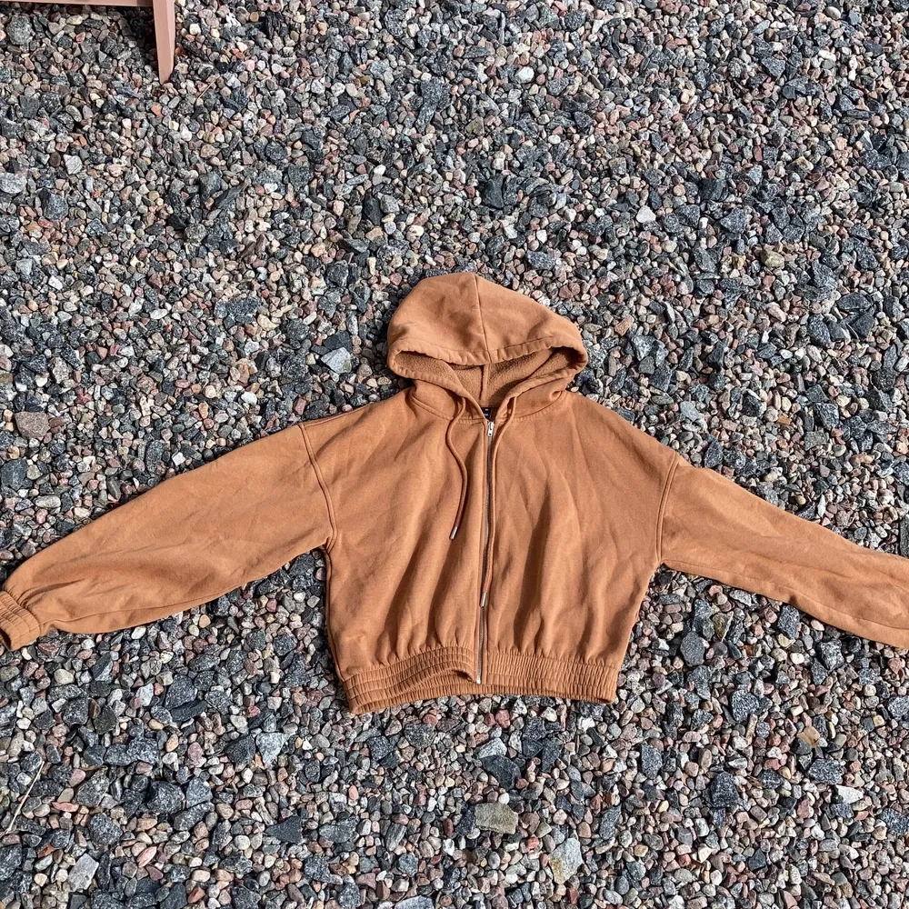 Brum hoodie från Gina tricot i storlek xs. Croppad och väldigt mjuk på insidan .  ❤️. Hoodies.