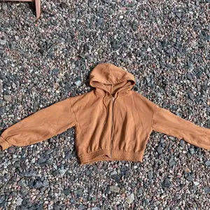 Brum hoodie från Gina tricot i storlek xs. Croppad och väldigt mjuk på insidan .  ❤️