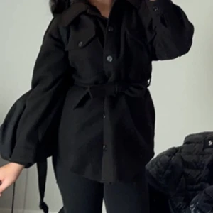 Svart kappa - Säljer denna kappa då jag inte använder den längre. Den är i nyskick & har använts max 5 gånger. Den är ganska tjock & fungerar bra under höstväder & tidig vår. Nypris 700