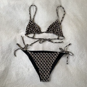 Söt bikini - Svart mönstrad bikini från H&M, aldrig använd endast testad! Går att bära ut och in också 👙