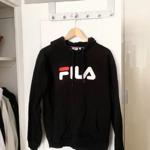 Luvtröja/hoodie från FILA (XS-S) - Supersnygg och bekväm luvtröja från märket FILA. Köpt i storlek ”Petite 38” och skulle säga att den passar perfekt till någon som är XS-S. Knappt använd så tröjan är i jättefint skick.  Nypris: 584:- Säljes för: 150:-