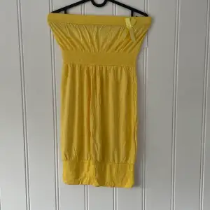 Helt ny klänning från Monsoon! Tags kvar. Storlek M/L men liten. Passar bra på 36/38. Snygg gul färg! 