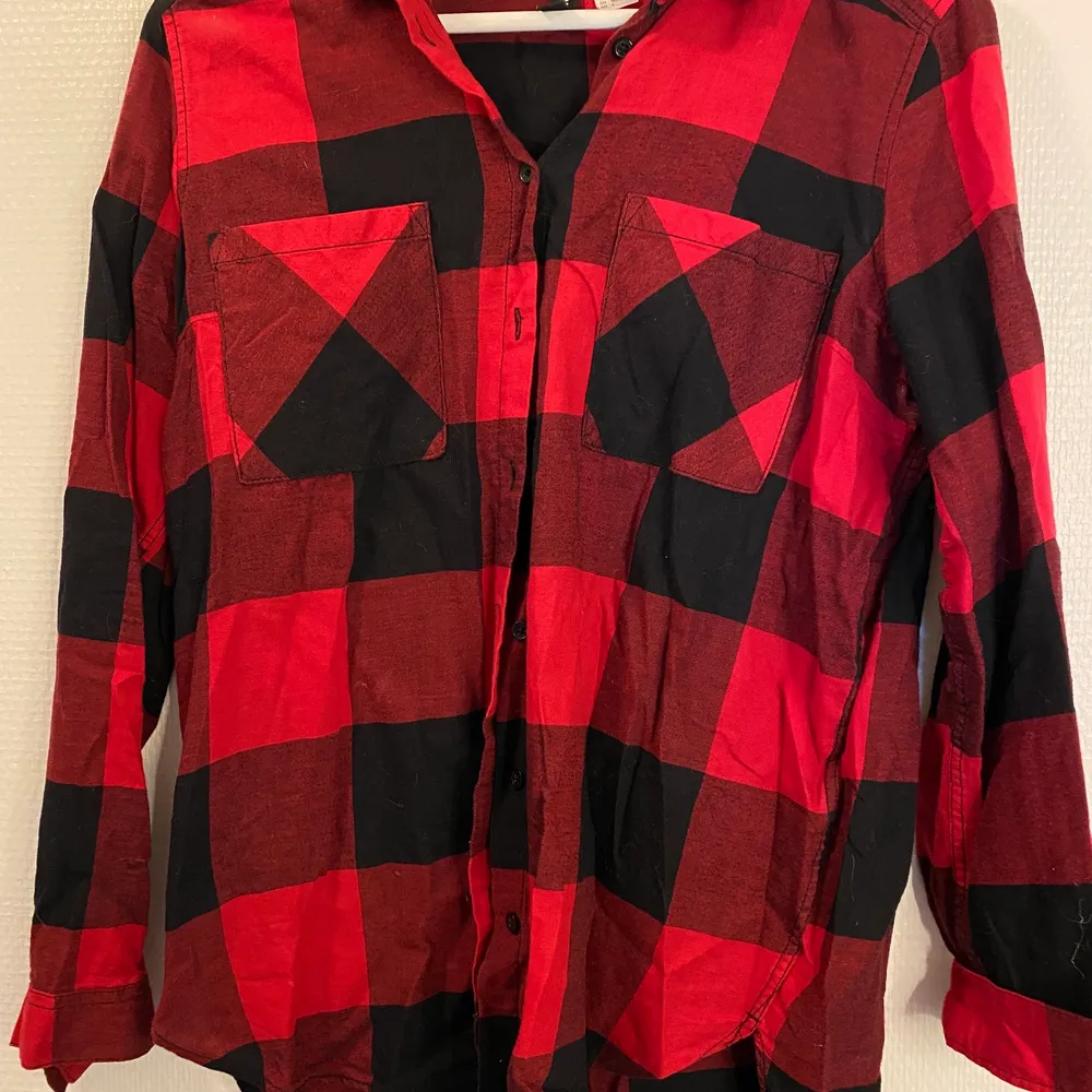 En röd/svart rutig skjorta från H&M | köpt för några år sen och använd fåtal gånger så den är i gott skick. Skjortor.