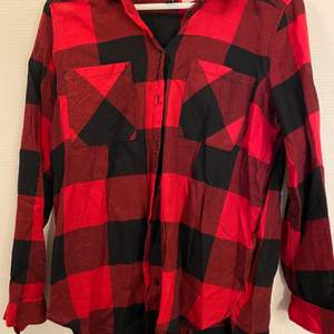 En röd/svart rutig skjorta från H&M | köpt för några år sen och använd fåtal gånger så den är i gott skick