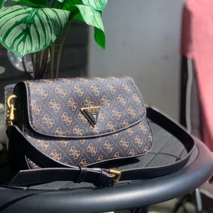 Guess väska! - Supersnygg axelremsväska från guess, säljer pga att den inte kommer till användning. Köparen står för frakten🤎