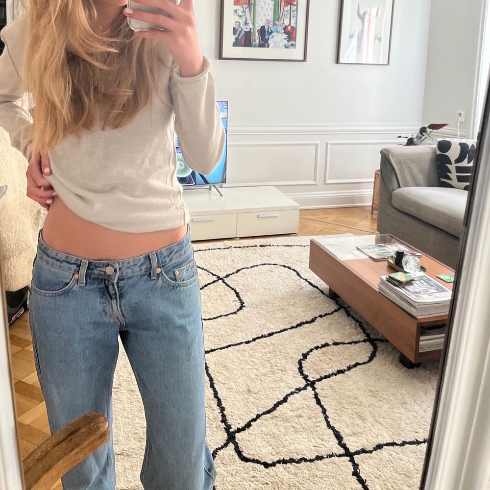 Säljer dessa helt slutsålda jeans från weekday! Dom är lågmidjade och sitter as snyggt! Dom har varit slutsålda jätte länge och denna färg är den populäraste!! Säljer då dom är lite stora på mig, men sitter fortfrande as snyggt!!❤️❤️. Jeans & Byxor.