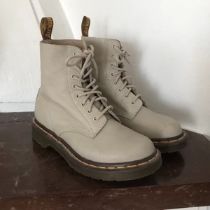 Dr. Martens Pascal - st 37  - Dr Martens 1460 Pascal Virginia Material: Mjukt läder Färg: Creme Beige  Storlek: 37  Inköpta för 1600 kr 