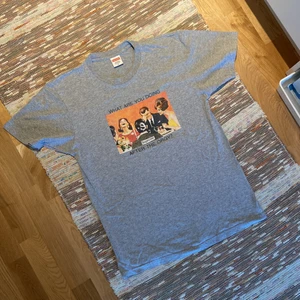 Supreme tee M - Grå supreme t-shirt i storlek M. Sparsamt använd så cond. 9/10.