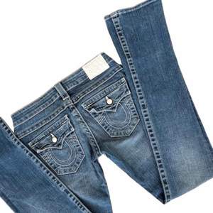 Lågmidjade vintage true religion jeans med fina detaljer i storlek W26, midjemått: 74cm innerbenslängd: 80cm 🫀 Läs min profil innan du lägger bud, bud är bindande!! 