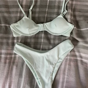 Bikini - Mintgrön bikini från Shein. Säljer på grund av att den är för liten. Aldrig använd och bikinitrosorna har endast testats ovanpå cykelbyxor!!