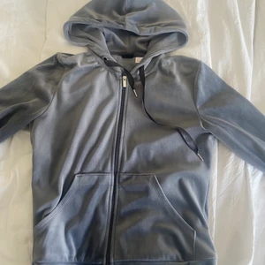 Valour sett  - Nu säljer ja mitt jätte mysiga valour sett❤️dom är extremt lik juciy setten, skillnaden är att byxorna inte har nån ficka❤️dom är i helt nyskick och storlek S. Säljer då dom inte kommer till användning! Nypris för byxorna är 230 och för tröjan 250❤️ ja säljer tröjan för 150 och byxorna för 150 men pris kan diskuteras vid dubbelköp❤️kom privat om du har nåra frågor