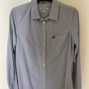 Hampton Republic damskjorta - Använt skick, blå/vit randig. 