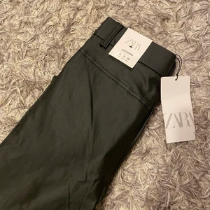 Helt ny Zara leggings i small.  - Helt ny Zara leggings i small. Jag fick dem i present men passade inte mig.