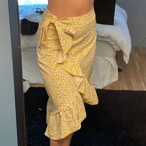  volangkjol - Jätte fin gul volangkjol i storlek 36/S. Jätte fin och aldrig använd. 75kr+frakt