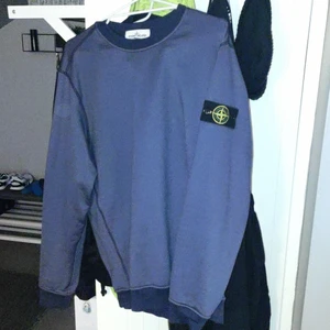 Stone Island tröja mörkblå XL - Stone Island Använd sparsamt. Köpt på Johnells. Storlek xl. Älta såklart. Inga skavanker.
