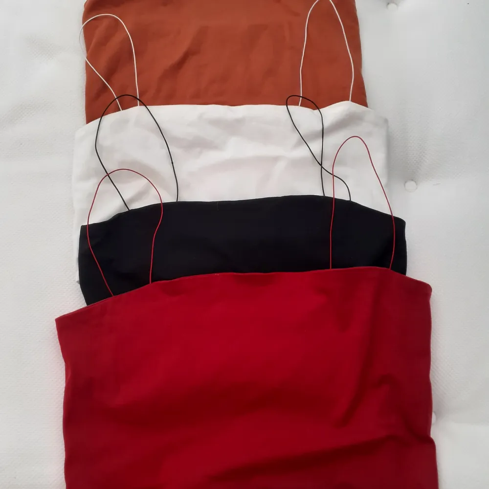 4 set piece tops - Size M all 3 but the red is Size L -Colors: burgundy red, white, black and stone brown - never worn and new -can buy separate, 84 sek per single 💫Dont be hesitant to message for any questions about the product (Only in English) 💫. Toppar.