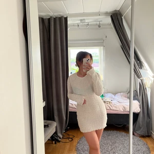Pull&Bear klänning - Helt slutsåld vit klänning från Pull&Bear. Beige/vit och öpppen i ryggen. Prislapp kvar. 🤩🤩