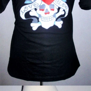 Ed Hardy  - Säljer 1st helt ny Ed Hardy T-shirt.  Säljes enligt bilden. 