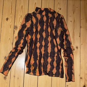 Festtopp från Weekday - I storlek S men passar större storlekar också. Endas använd en gång!