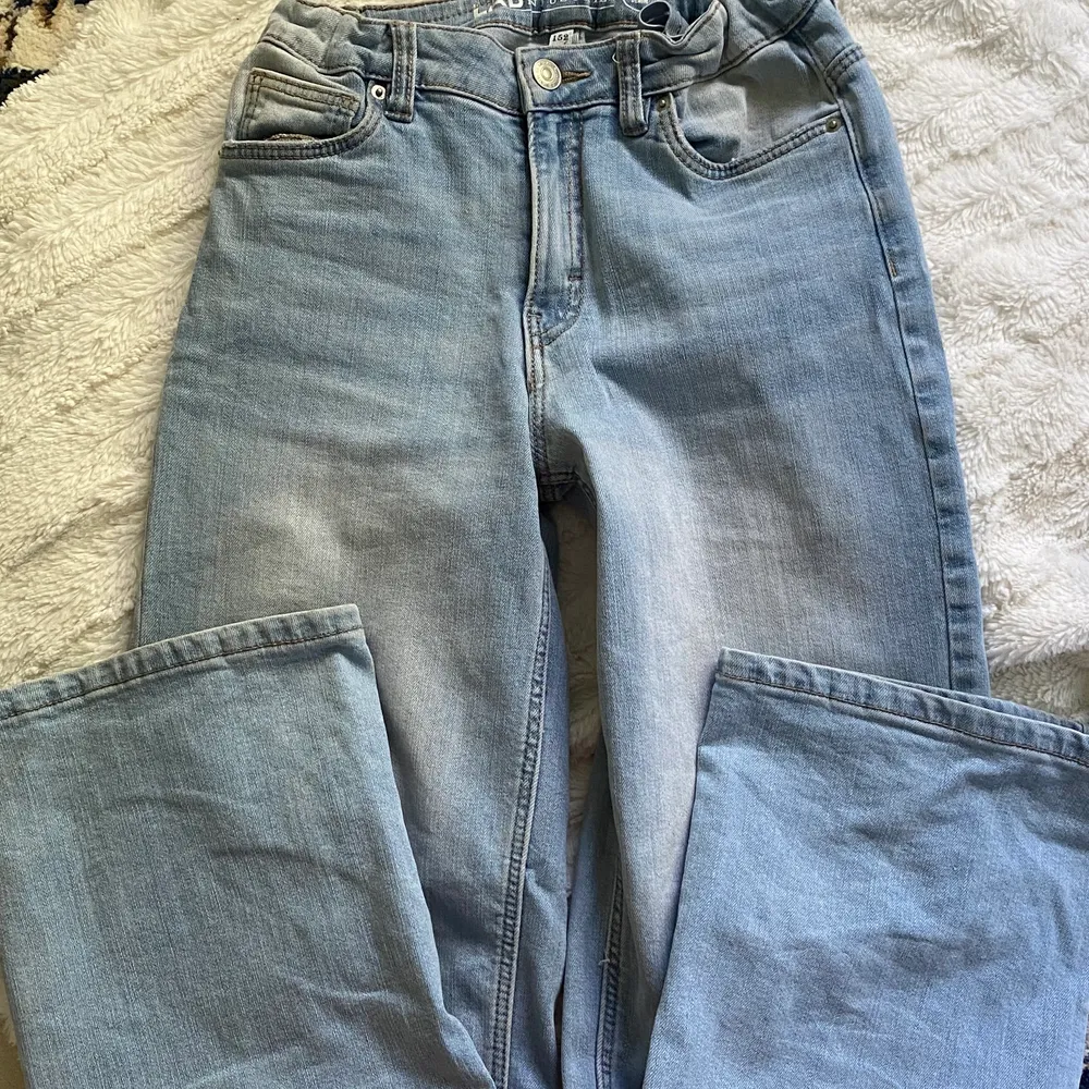 Blåa baggy jeans, jättesnygga. Köparen står för frakt. Storleken är 152 men passar som xs också . Jeans & Byxor.