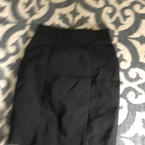 Kjol - En snygg och stilren kjol, strl 34!