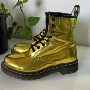 Dr. Martens - Ett par guldiga Dr Martens i storlek EU 37 US 6 UK 4. Väldigt fräscha med knappt någon slitning alls på sulan och inte riktigt ingådda. Har lite repor och slitningar på den guldiga lacken. Har inte kollat upp exakt vad frakten skulle gå på så har klickat i det som kändes rimligt, men ska kolla upp detta :) 