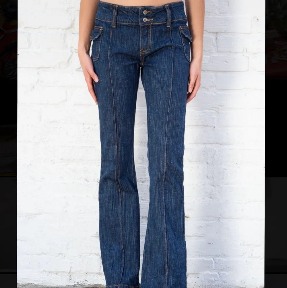 Ett par jättefina jeans från brandy Melville i Agatha modellen, ganska mörk blå färg och de är i storlek S. Tyvärr är dem för små för mig så kan inte ha dem längre💕 Bra skick, använda ett par gånger men inga defekter som jag vet om💕 Pris: 200kr + frakt 66kr. Jeans & Byxor.