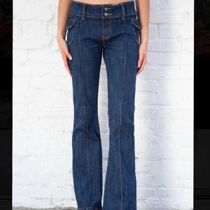 Ett par jättefina jeans från brandy Melville i Agatha modellen, ganska mörk blå färg och de är i storlek S. Tyvärr är dem för små för mig så kan inte ha dem längre💕 Bra skick, använda ett par gånger men inga defekter som jag vet om💕 Pris: 200kr + frakt 66kr