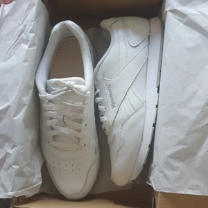 Reebok Royal Glide - Strl. 39 ( US 8,5) men passar nog bäst för dig som har strl. 40 då de var för stora för mig. Använd i några timmar med inlägg så dem är fräscha och nya. Nypris 800 kr. Säljes för 500. Orginalbox ingår.
