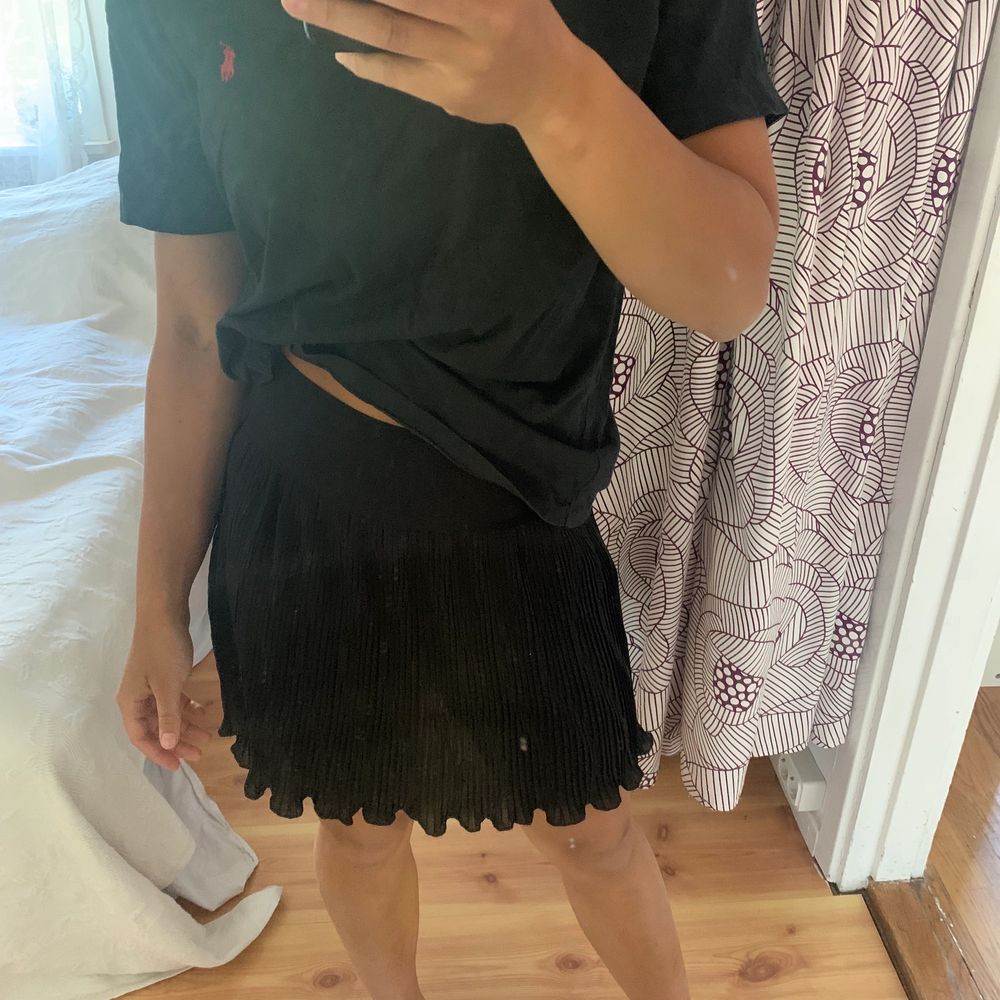 Super fin svart kjol med insydda shorts (syns ej utanpå) ifrån märket Dasy💘. Kjolar.
