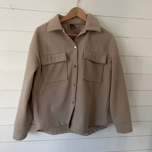 Jacka - Supersnygg jacka från Gina Tricot i storlek XS! Passar även S bra då den är lite oversized! Fint skick