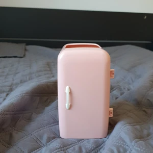 Mini kylskåp - Litet kylskop och kan man öppna och stänga 