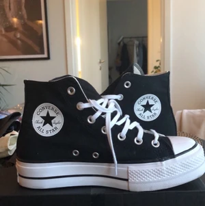 Converse lift high platform  - Säljer dessa trendiga converse pga för liten storlek. Endast använda 1 gång de är 7.5 UK  i storlek och ska vara EU size 40-41! (Jag har strl 40) Men de är små i storleken så passar nog mer en 39. 