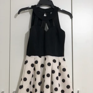 Klänning från usa - Denna klänningen är från USA i storlek XS/XSS. Passar perfekt till skolavslutningar för barn eller liknande. Använd 1 gång pris kan diskuteras