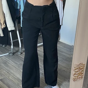 Svarta kostymbyxor - köparen står för frakten