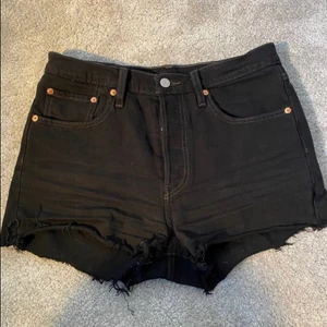 Levis shorts - Säljer mina svarta Levis shorts. W28, s/m beroende på hur man vill att de ska sitta. Köpta på Tise (bilderna lånade från säljaren). Jag har aldrig använt de. Köparen står för frakten💗