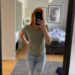 T-shirt - Säljer denna grön-och-vit-randiga t-shirten från American Eagle. Använd några gånger men i väldigt bra skick! Säljer pga kommer inte till användning längre:(. Den är sjukt stretchig och är veckad/vågig i kanterna och så skön! Bara att skicka ett meddelande om ni vill ha fler bilder/mer info! Pris går att diskutera! Kan mötas upp i och runt Gävle, annars skickar jag den via posten🥰 