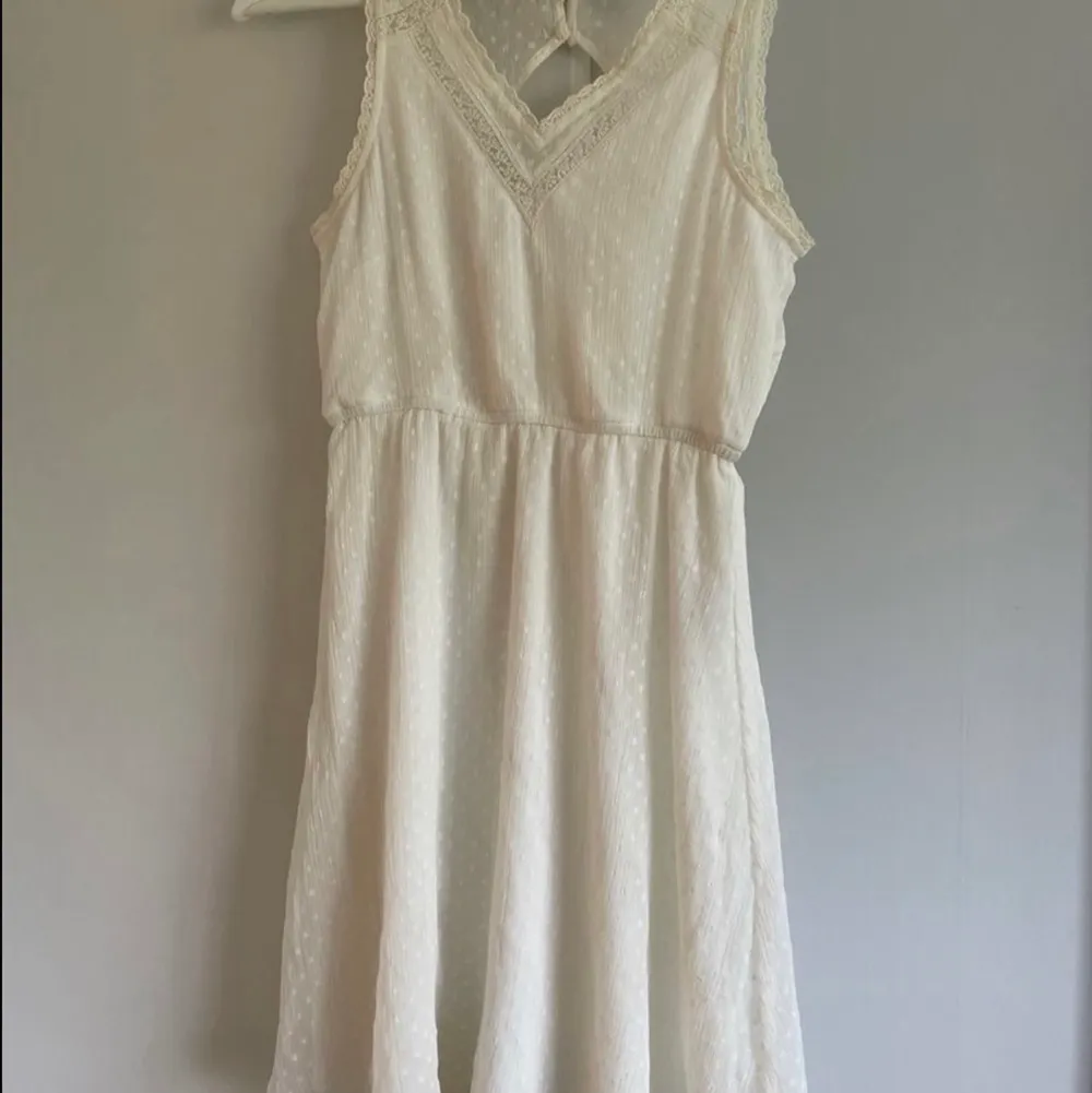 Säljer denna supersöta vita klänningen som jag använt en gång när jag konfirmerade mig. Den är från Vero Moda och är i storlek XS.  Är i bra skick och klänningen är så skön. Den slutar ca 1,5dm ovanför knäna på mig som är 160cm lång.  Bara att skicka ett meddelande om ni vill ha fler bilder/mer info! Pris går att diskutera!. Klänningar.