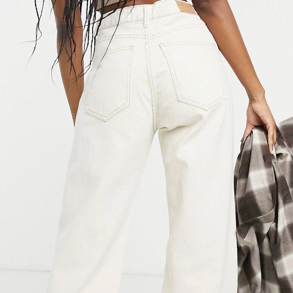 Beiga jeans från stradivarius i stl 36! Säljer pga att jag har växt ur dom . Jeans & Byxor.