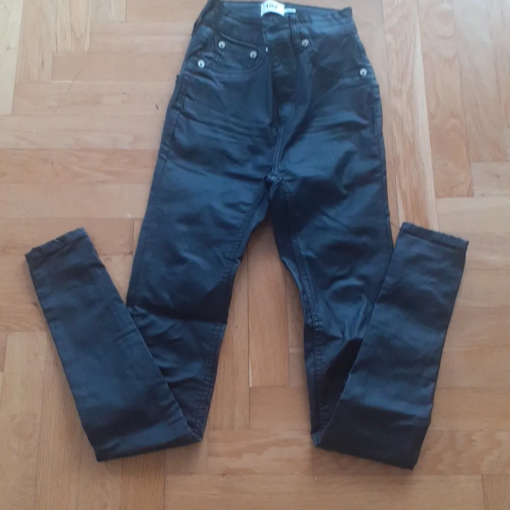 Skinn byxa stl XS Aldrig använda  Slim modell Långa ben. Jeans & Byxor.