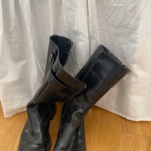 svarta stövlar 🥰🫶 - Ursnygga svarta stövlar med liten klack och perfekt längd🙌 Fint skick och strlk 37, passar 38