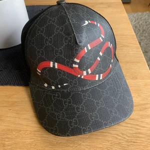 Gucci keps  - Gucci keps i näst intill nyskick, storlek S självklart äkta. Allt og finns (kvitto mm) lapparna i kepsen är bort tagna (inte klippta) men lapparna finns kvar 