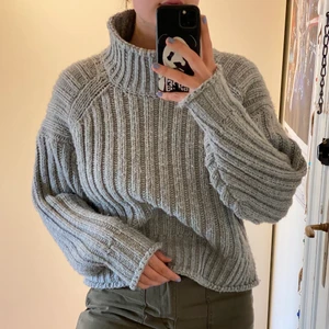 Stickad tröja från H&M - En basic grå stickad tröja från H&M i storlek M. Kommer inte nog till användning 