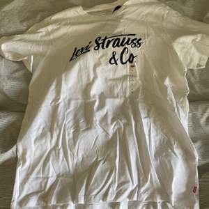Helt ny Levis t-shirt med strl L, köpt i USA