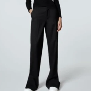 Kostymbyxor  - Säljer dessa slutsålda kostymbyxor med slits från Zara då de inte kommmer till användning 😇