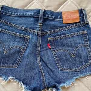 Levis shorts  - Mörkblå levisjeans i storlek 27. 