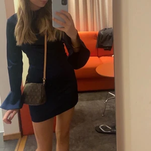 Zara klänning - Super fin satin klänning ifrån zara!